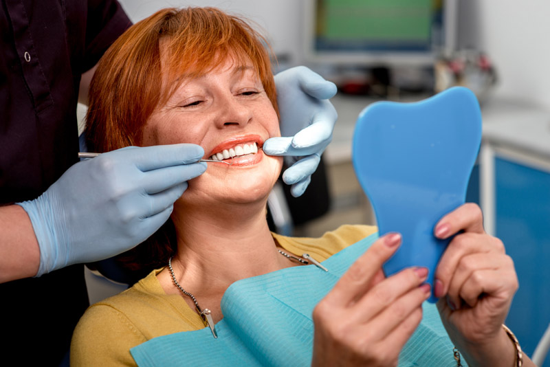 Implantologie - Frau beim Zahnarzt